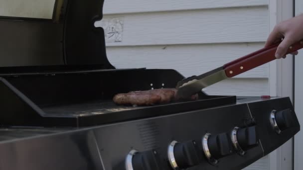 在烧炭烤肉上烤香肠 并生火 慢动作高质量的4K镜头 — 图库视频影像