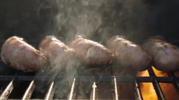 在烧炭烤肉上烤香肠 并生火 慢动作高质量的4K镜头 — 图库视频影像