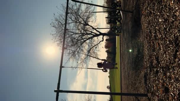 公園でスイングにスイングする少女 高品質4K映像 — ストック動画