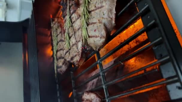 ホットグリルでアメリカのバーベキュー料理 ハンバーガートウモロコシを焼く 屋外だ 高品質4K映像 — ストック動画