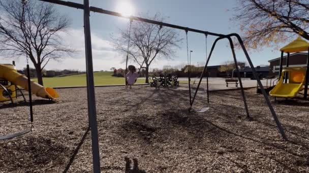 Маленькая Девочка Качается Качелях Парке Высококачественные Кадры — стоковое видео