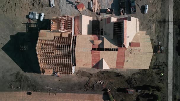 空中俯瞰一座在建的木结构梁新房子 高质量的4K镜头 — 图库视频影像