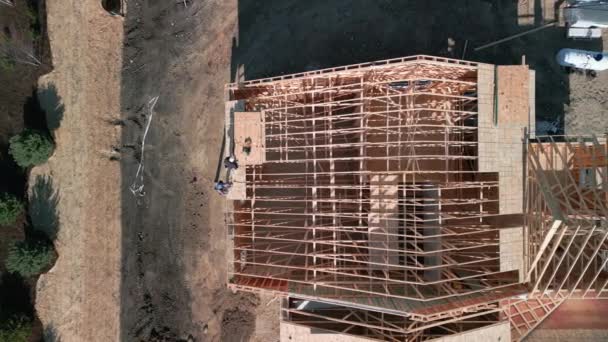 Аерофотозйомка Нового Будинку Під Будівництво Дерев Яних Каркасних Балок Сонячний — стокове відео
