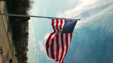 Rüzgarda dalgalanan Amerikan bayrağının yavaş çekim açısı. Yüksek kalite 4k görüntü