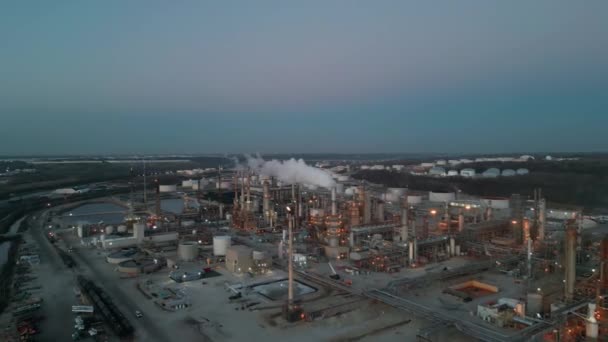 Alacakaranlıkta Petrol Rafinerisi Petrokimya Fabrikasıyla Birlikte Petrol Gaz Yakıtlı Kimyasal — Stok video