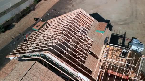 Lucht Uitzicht Een Nieuw Huis Aanbouw Hout Framing Balken Zonnige — Stockvideo