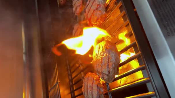 ホットグリルでアメリカのバーベキュー料理 ハンバーガートウモロコシを焼く 屋外だ 高品質4K映像 — ストック動画