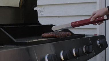 Kömürlü ızgarada ateşte ızgara sosis. Ağır çekim. Yüksek kalite 4k görüntü