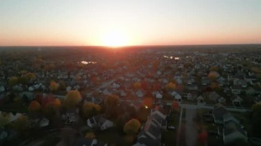 Sonbaharda Amerikan banliyösünün insansız hava aracı görüntüsü. Mahallenin fotoğrafını çekiyorum. - Evet. Yüksek kalite 4k görüntü