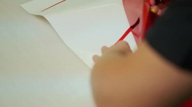 Bir matbaanın çalışanı yapıştırmadan önce bir vinil filmi yırtıyor. Yüksek kalite 4k görüntü