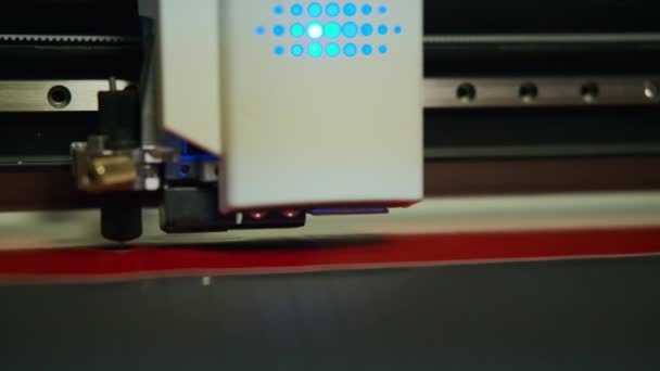 Ticari Komplocu Kırmızı Bir Kağıt Kesiyor Yüksek Kalite Görüntü — Stok video