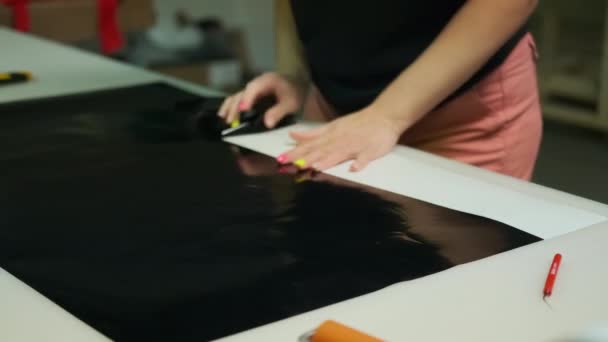 Працівник Друкарської Майстерні Відриває Вінілову Плівку Перед Склеюванням Високоякісні Кадри — стокове відео