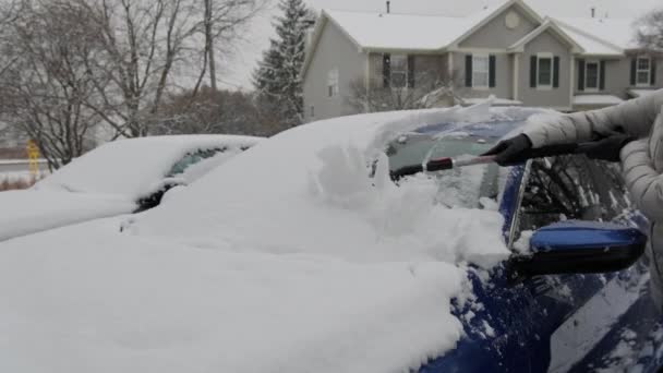 Kar Yağdıktan Sonra Mavi Arabayı Temizleyen Kadın Yüksek Kalite Görüntü — Stok video