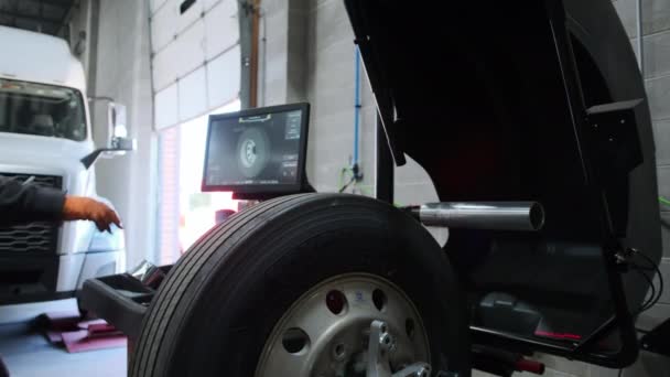 Wyważanie Kół Lub Naprawy Wymiany Opon Samochodów Ciężarowych Warsztacie Samochodowym — Wideo stockowe