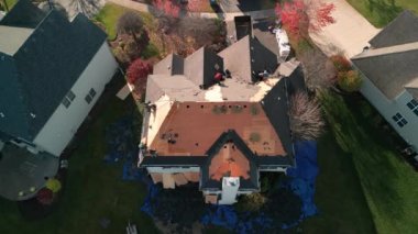 Roofer 'ın hava görüntüsü ya da hasar görmüş ve güneşli bir günde yenilenmesi gereken tabelayı değiştirmek. - Evet. Yüksek kalite 4k görüntü