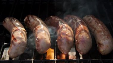 Kömürlü ızgarada ateşte ızgara sosis. Ağır çekim. Yüksek kalite 4k görüntü