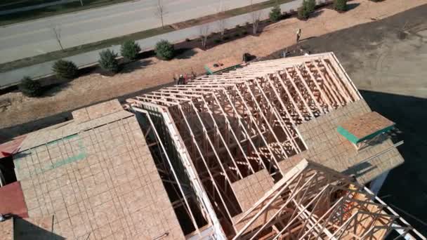 Letecký Pohled Nový Dům Výstavbě Dřevěných Rámů Trámů Slunečného Dne — Stock video