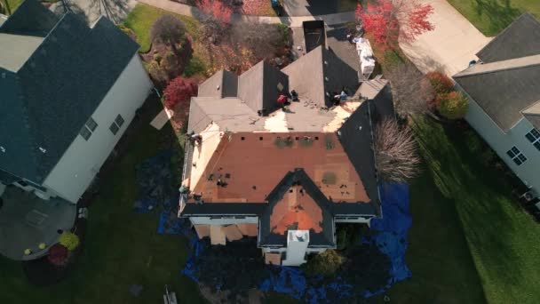 Luftaufnahme Von Dachdecker Reparieren Oder Ersetzen Schindel Die Beschädigt Wurde — Stockvideo