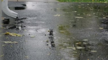 Şiddetli Sağanak Yağmurlu Gök Gürültüsü Altında Çatı ve Yağmur Çukuru 'nu vurdu. Yüksek kalite 4k görüntü