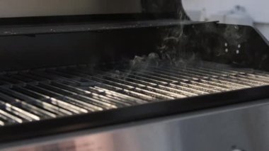 Sıcak ızgara ve duman pişmeye hazır. Yüksek kalite 4k görüntü