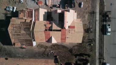 Güneşli bir günde, hava manzaralı yeni ev ahşap çerçeve kirişleri altında. Yüksek kalite 4k görüntü