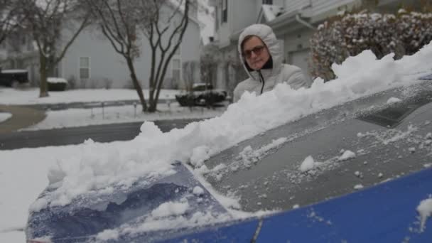 Kobieta Sprzątająca Niebieski Samochód Śniegu Wysokiej Jakości Materiał — Wideo stockowe