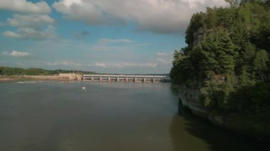 Nehirde akan suyla baraj, Drone manzaralı. - Evet. Yüksek kalite 4k görüntü