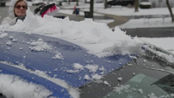 Kobieta Sprzątająca Niebieski Samochód Śniegu Wysokiej Jakości Materiał — Wideo stockowe