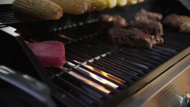 Cibo Americano Barbecue Sulla Griglia Calda Hamburger Mais Grigliato All — Video Stock