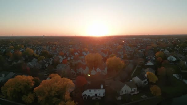 Drónkép Amerikai Külvárosról Ősszel Lövöldözés Környékről Igen Kiváló Minőségű Felvételek — Stock videók