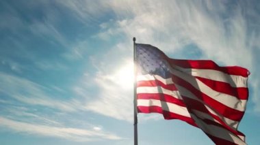 Rüzgarda dalgalanan Amerikan bayrağının yavaş çekim açısı. Yüksek kalite 4k görüntü