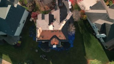Roofer 'ın hava görüntüsü ya da hasar görmüş ve güneşli bir günde yenilenmesi gereken tabelayı değiştirmek. - Evet. Yüksek kalite 4k görüntü