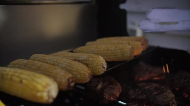 Американская Еда Барбекю Горячем Гриле Гамбургеры Жареная Кукуруза Улице Высококачественные — стоковое видео