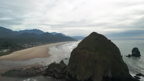 オレゴン州の沿岸部の町キャノンビーチでヘイスタックロックビーチの空中撮影 高品質4K映像 — ストック動画