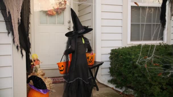 Truco Chica Trato Para Halloween Infancia Tradición Concepto Divertido Imágenes — Vídeos de Stock