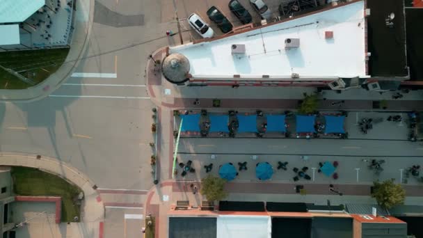 Воздушный Дрон Сверху Вниз Снимок Ресторана Бара Паба Булыжника Улице — стоковое видео