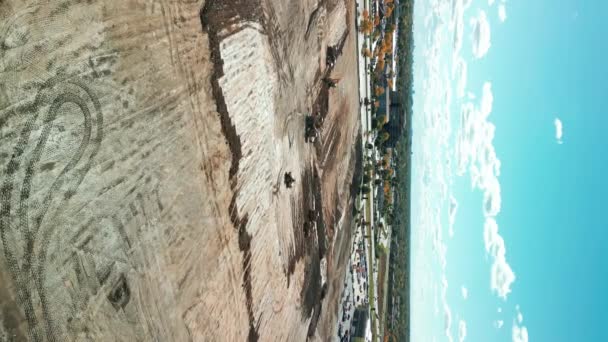 Aérea Sobre Plano Excavadora Carga Arena Camión Minero Mining Excavator — Vídeos de Stock