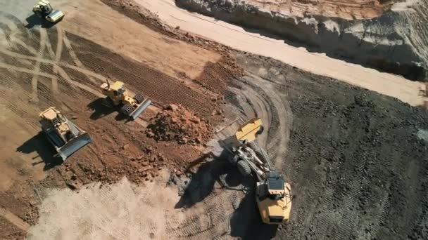 Aerial Ovan Skott Grävmaskin Laster Sand Gruvdrift Lastbil Gruvgrävare Lastar — Stockvideo