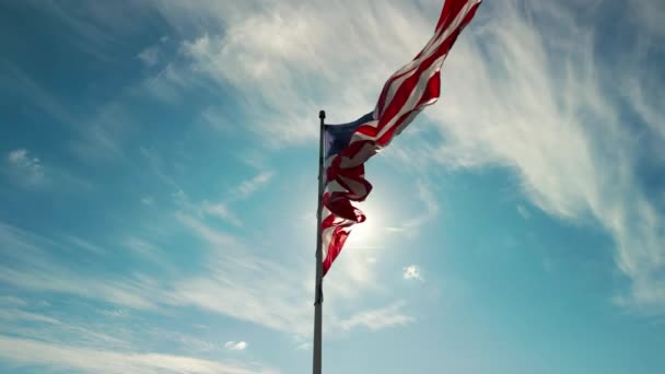 Lanzamiento Cámara Lenta Ángulo Bajo Bandera Estadounidense Soplando Viento Imágenes — Vídeos de Stock