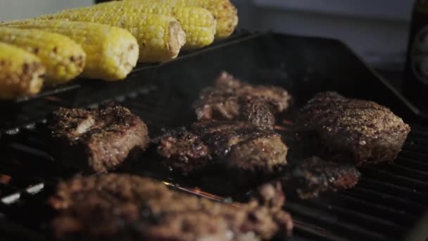 Американська Їжа Барбекю Гарячій Грилі Гамбургери Кукурудзу Смажать Вулиці Кадри — стокове відео
