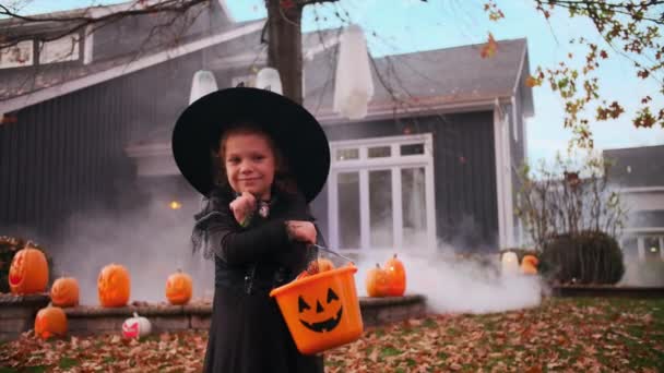 Truco Chica Trato Para Halloween Infancia Tradición Concepto Divertido Imágenes — Vídeo de stock