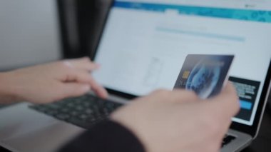 Kadın eli kredi kartı bilgilerini giriyor, satın alıyor, faturaları ödüyor e-banka başvuru dizüstü bilgisayarı kullanıyor masada oturuyor. Yüksek kalite 4k görüntü