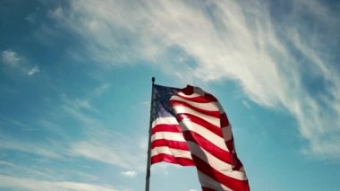 Rüzgarda dalgalanan Amerikan bayrağının yavaş çekim açısı. Yüksek kalite 4k görüntü