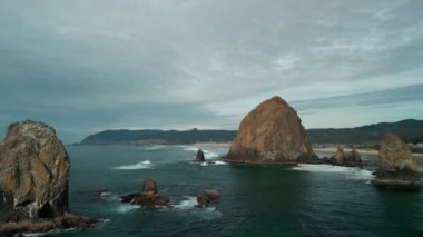 Oregon, Cannon Sahili 'ndeki saman yığını plajının hava görüntüsü. Yüksek kalite 4k görüntü