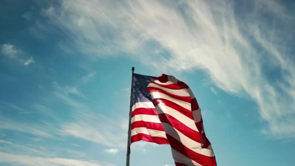 Lanzamiento Cámara Lenta Ángulo Bajo Bandera Estadounidense Soplando Viento Imágenes — Vídeo de stock