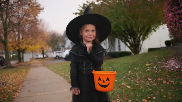 Dziewczęca Sztuczka Albo Psikus Halloween Dzieciństwo Tradycja Zabawna Koncepcja Wysokiej — Wideo stockowe