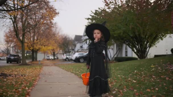 Truco Chica Trato Para Halloween Infancia Tradición Concepto Divertido Imágenes — Vídeos de Stock