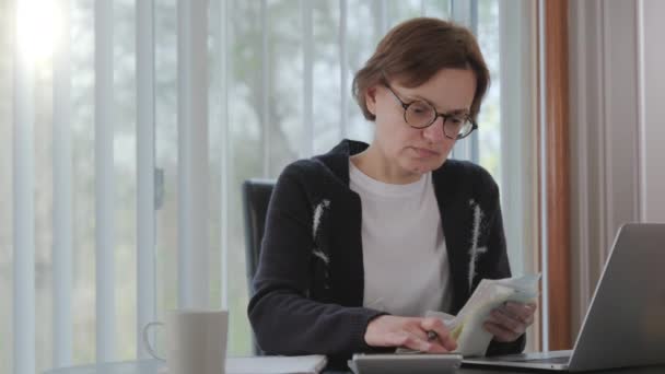 Kobieta Sprawdzająca Rachunki Podatki Saldo Konta Bankowego Obliczająca Wydatki Salonie — Wideo stockowe
