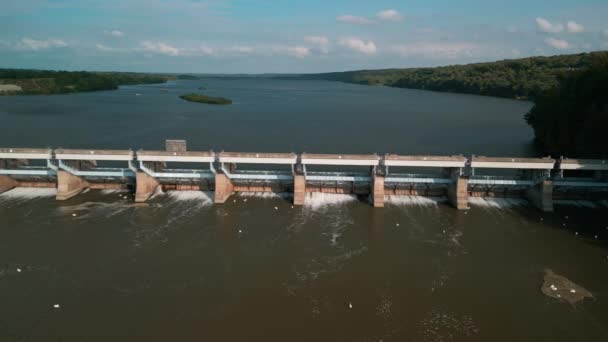 Staudamm Mit Fließendem Wasser Auf Dem Fluss Drohnenblick Hochwertiges Filmmaterial — Stockvideo