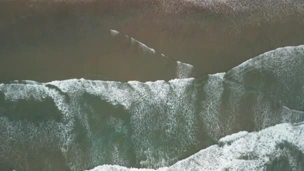 Letecký Shora Dolů Záběr Ocean Wave Havárie Břehu Přímé Linii — Stock video